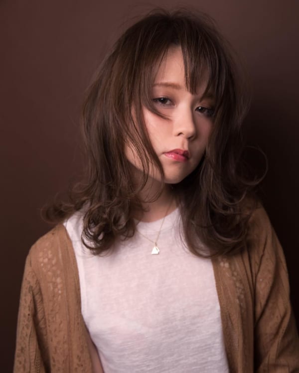 面長さんにおすすめの前髪ありミディアム１１