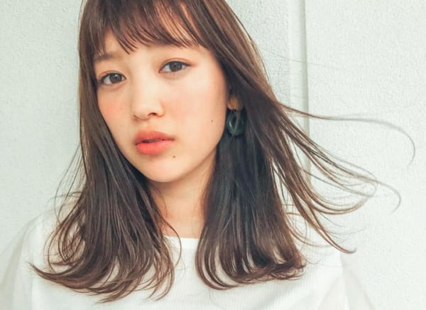 面長さんにおすすめの前髪ありミディアム１８