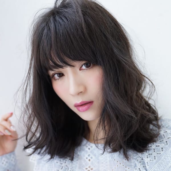 面長さんにおすすめの黒髪ミディアム４