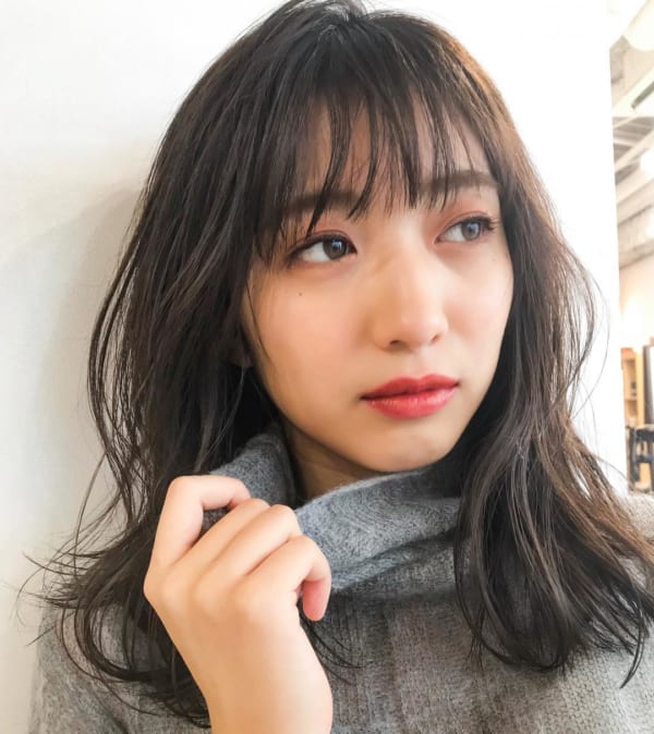面長さんにおすすめの黒髪ミディアム７