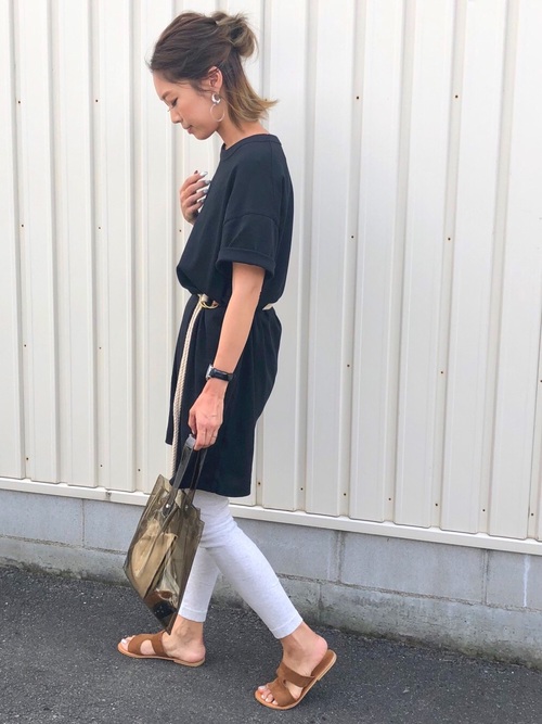 ユニクロのブラックTシャツワンピースコーデ