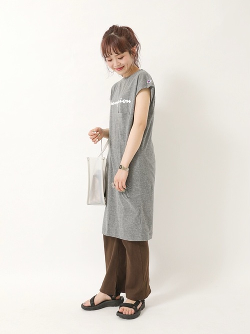 チャンピオンtシャツのレディースコーデ集 トレンドをgetして大人カジュアルに Folk