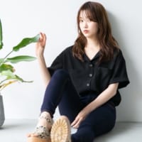 開襟シャツのレディースコーデ特集 レトロな雰囲気がたまらない大人女子ファッション Folk