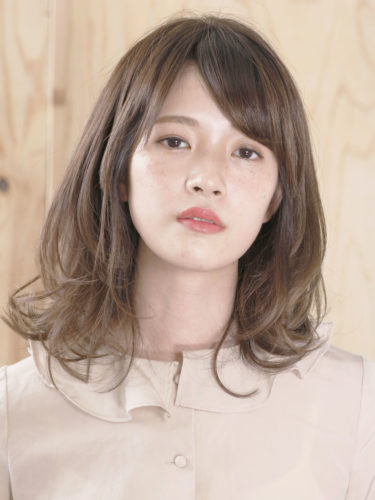 丸顔さんはミディアムヘアで大人っぽスタイル おしゃれな女性らしい髪型50選 Folk