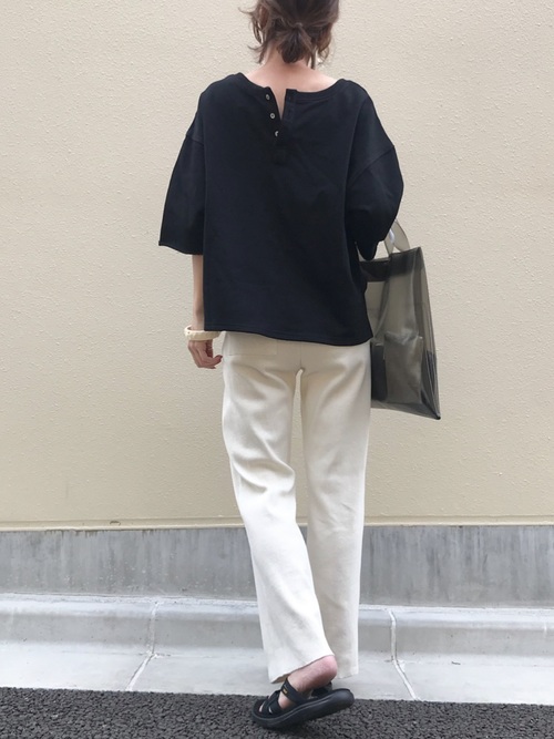 白ワイドパンツの夏コーデ50選 Gu ユニクロ のきれいめな着こなしもご紹介 Folk