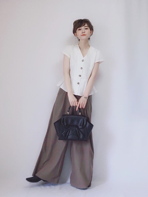 茶色パンツコーデ50選 大人女子が着こなすトップスの合わせ方をチェック Folk