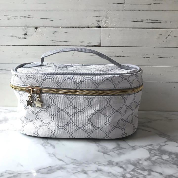 コスメやアクセを入れて便利に使おう 大人女子の セリアetc のポーチ特集 Folk