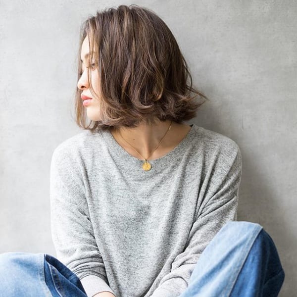 ボブはゆる巻きで大人可愛く