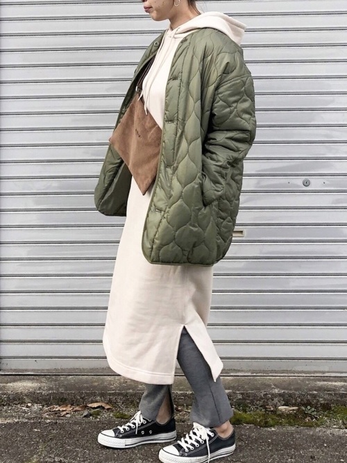 パーカーワンピースの大人コーデ30選 きれいめカジュアルを叶える着こなし術 Folk