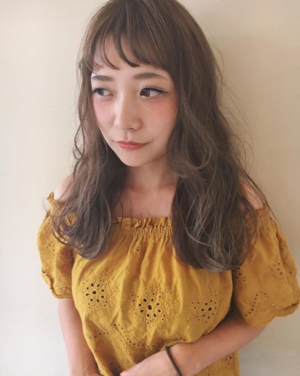 眉上バングで若々しいロング