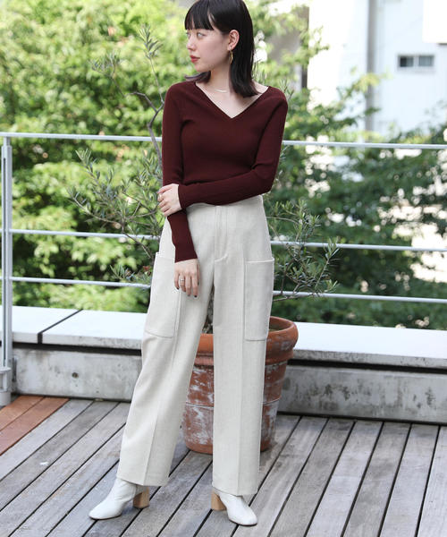 赤ニットコーデ特集 派手にならない着こなしで女性らしい雰囲気を演出 Folk