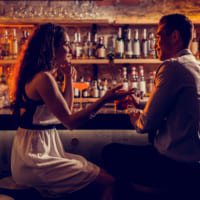 バーで出会いはある？素敵な男性の見つけ方＆距離の縮め方を解説します