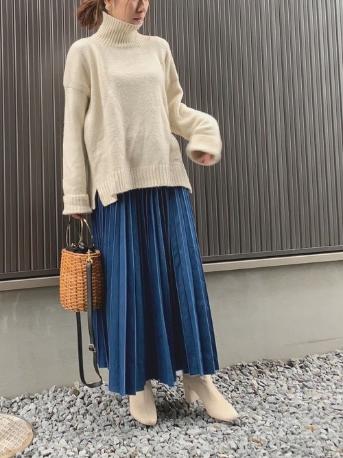 ルーズな白ハイネックニットでトレンド感UP