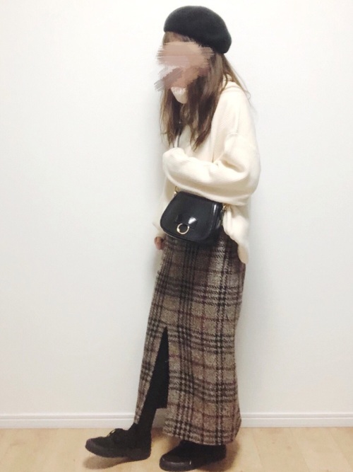 タートルネック×チェックスカートでトラッドコーデ