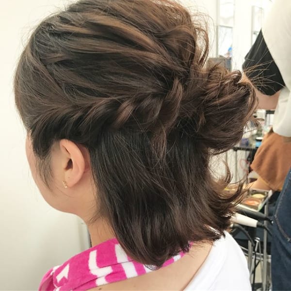 ロープ編みとお団子でキュートなヘアスタイル