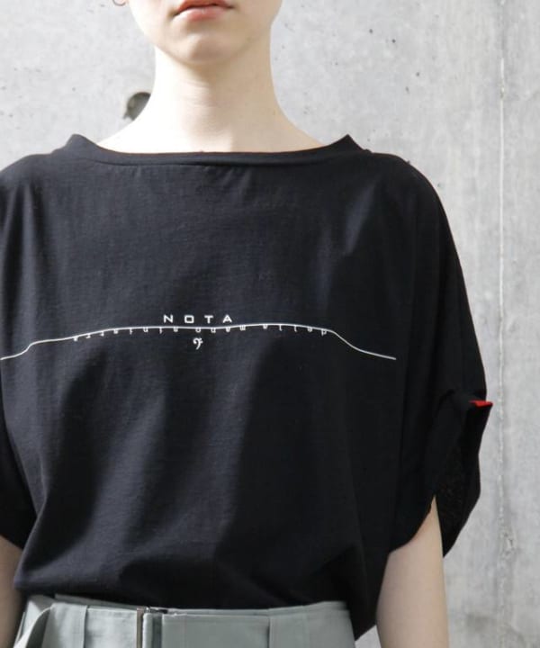 nota della mano sinistra - タックスリーブロゴプリントTシャツ