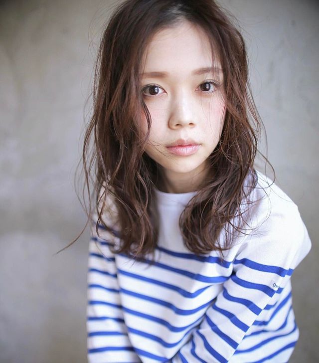 ミディアムに似合うヘアカラーカタログ 女性らしさが際立つ最新の髪色をご紹介 Folk