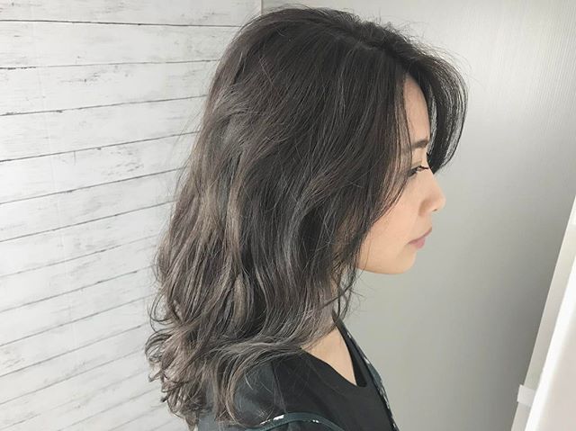 ミディアムに似合うヘアカラーカタログ 女性らしさが際立つ最新の髪色をご紹介 Folk