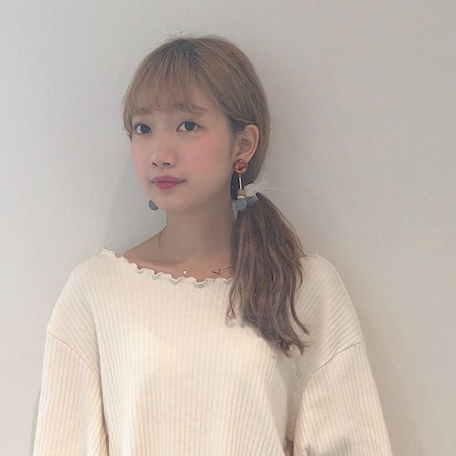 オフィスの髪型：サイド結びヘアスタイル