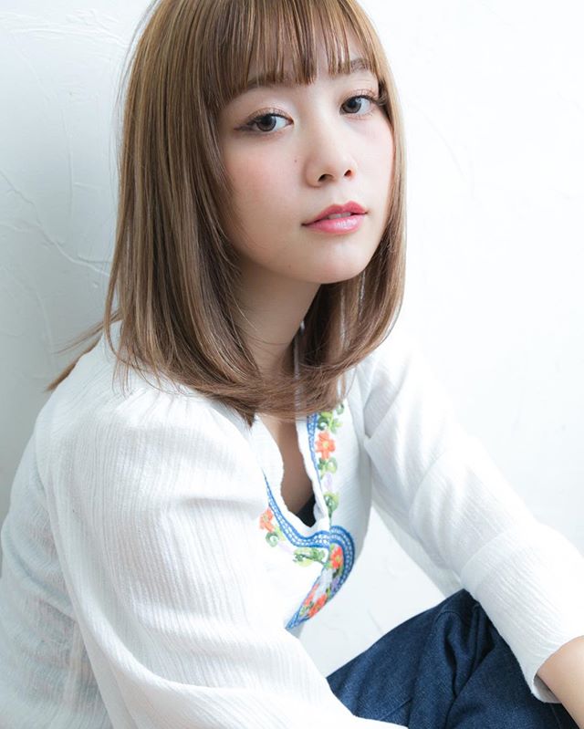 ミディアムに似合うヘアカラーカタログ 女性らしさが際立つ最新の髪色をご紹介 Folk