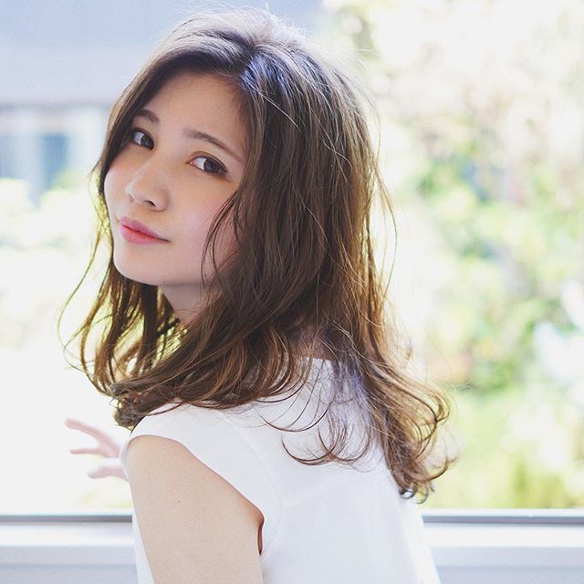 前髪なしミディアムヘアで大人の魅力up 色っぽさ重視の30代の髪型まとめ Folk