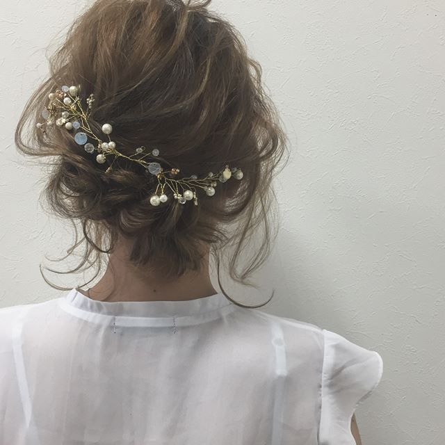 華奢なアクセで華を添えるボブヘアアレンジ