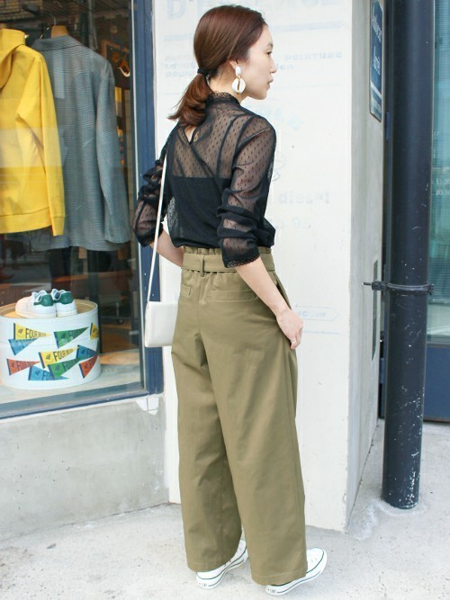 オフィスカジュアルにおすすめのスニーカーコーデ集 失敗しない着こなしをご紹介 Folk