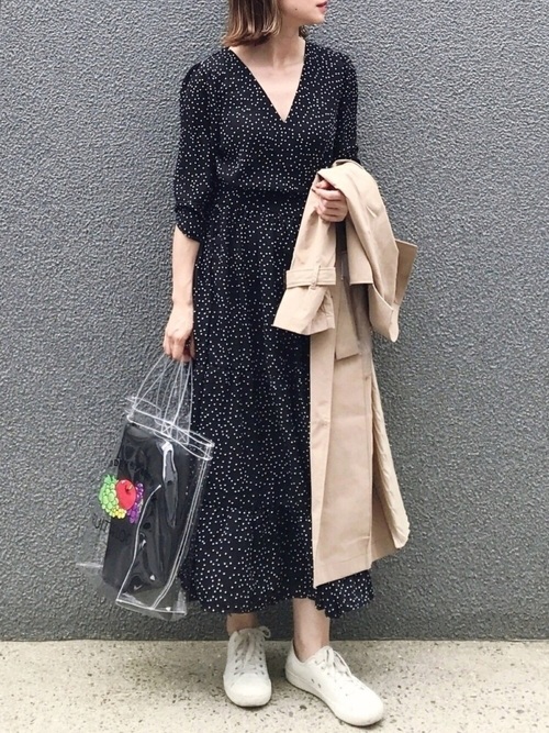 スニーカーでオフィスカジュアルを完成させよう 冬の30代女性コーデ特集 Folk