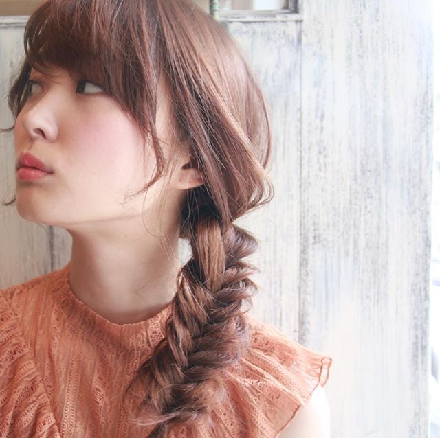 可愛げを取り込んだ片側ヘアスタイル