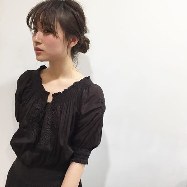 黒髪ロングの大人ヘアアレンジ 初心者さんでも垢抜ける簡単まとめ髪をご紹介 Folk