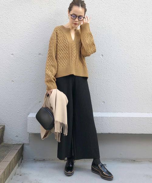 キーネックニットコーデ15選 旬のデザインで定番ボトムスも今っぽく Folk