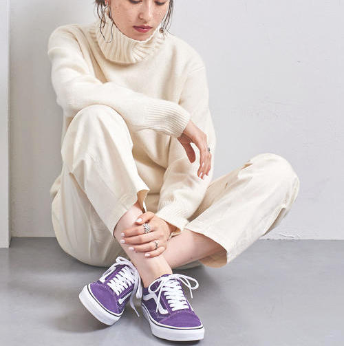 スニーカーでオフィスカジュアルを完成させよう 冬の30代女性コーデ特集 Folk