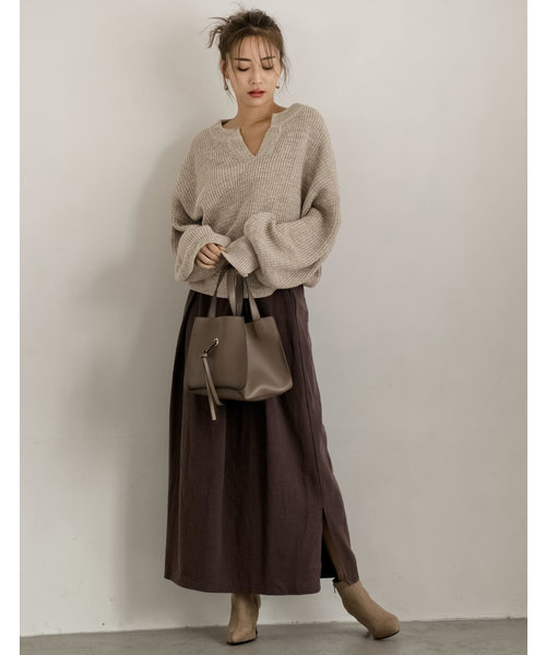 キーネックニットコーデ15選 旬のデザインで定番ボトムスも今っぽく Folk