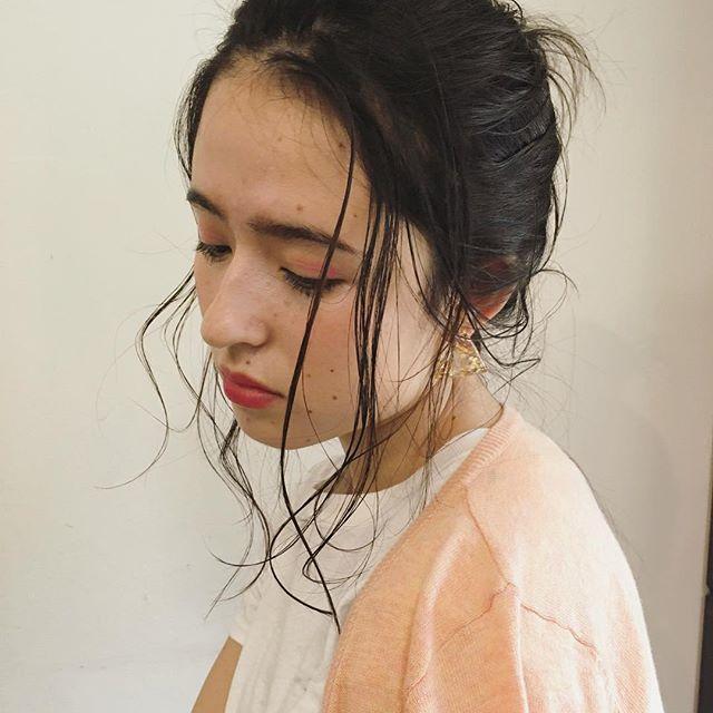 黒髪ミディアム パーマのヘアカタログ 重く見えない大人可愛い髪型をご紹介 Folk