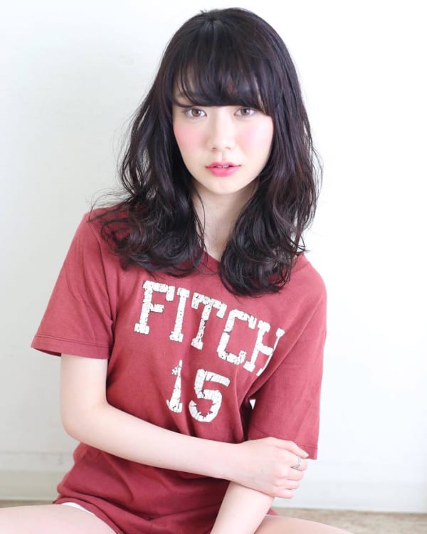 前髪ありミディアムで小顔効果up モテる大人女性のヘアスタイル特集 Folk 前髪ありミディアムで小顔効果up モテる大人女性のヘアスタイル特集 Folk