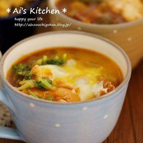 落とし卵を付け合わせ！親子丼とトマトスープ