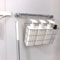 もうバスルームのヌメリに悩まされない！吊るす収納で清潔＆すっきりを保つ方法