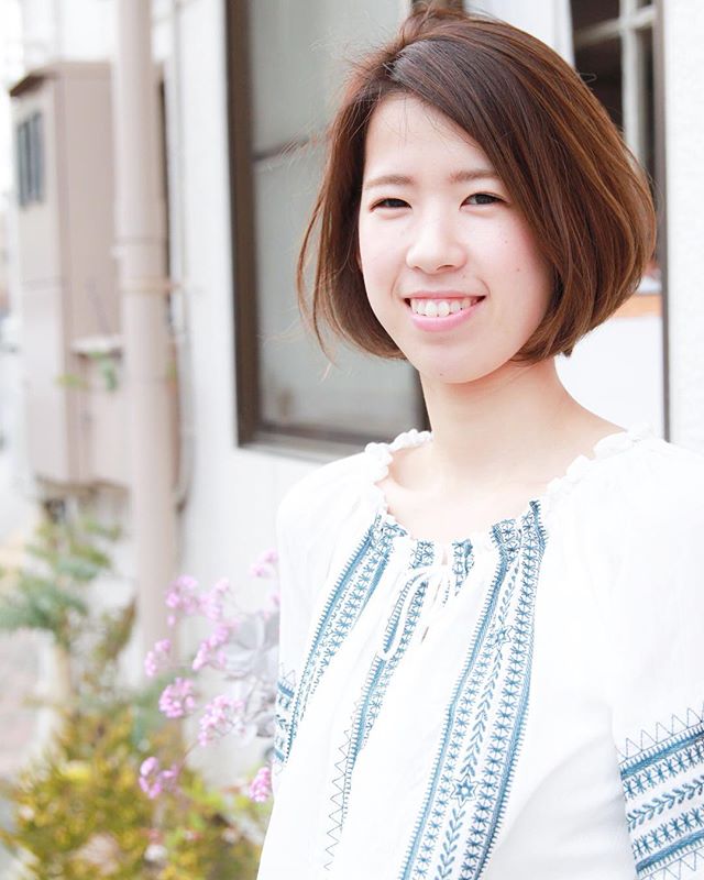お顔も華やかに見える優しい髪色のヘアスタイル