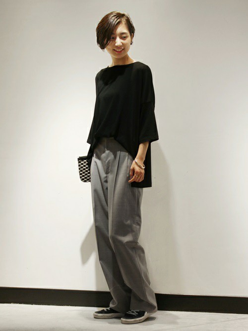 最新 オフィスカジュアルはスニーカーで完成 30代の正解コーデ特集 Folk