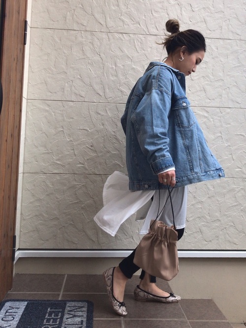 ぺたんこでも女性らしいセンス輝くスタイル
