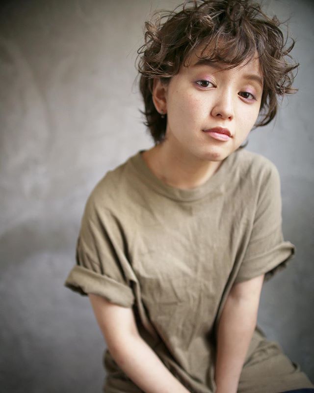 中性的な前髪アレンジのショートヘア