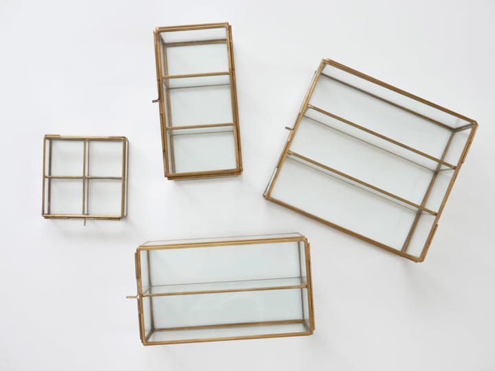 インテリアの一部になる アンティークな素材感が魅力の ショーケース Folk