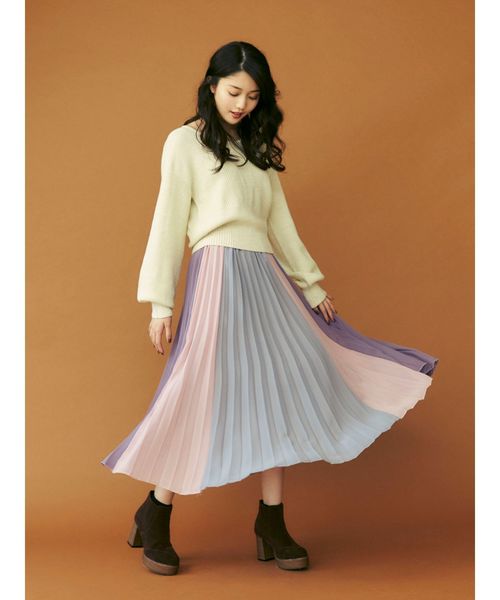 ブルー×ピンク×パープルの3色ブロック地のスカートは、華やかで人目を引くこと間違いなし! フェミニンなスカートなので、あえて足元はごつめブーツでバランスを取るのがおすすめです。