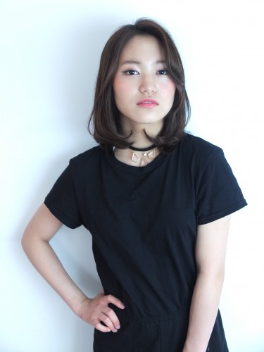 黒髪ミディアム パーマのヘアカタログ 重く見えない大人可愛い髪型をご紹介 Folk
