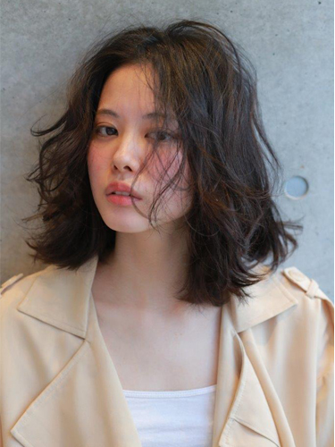 色っぽさ5割増し かきあげ前髪 ミディアム のヘアスタイルをご紹介 Folk