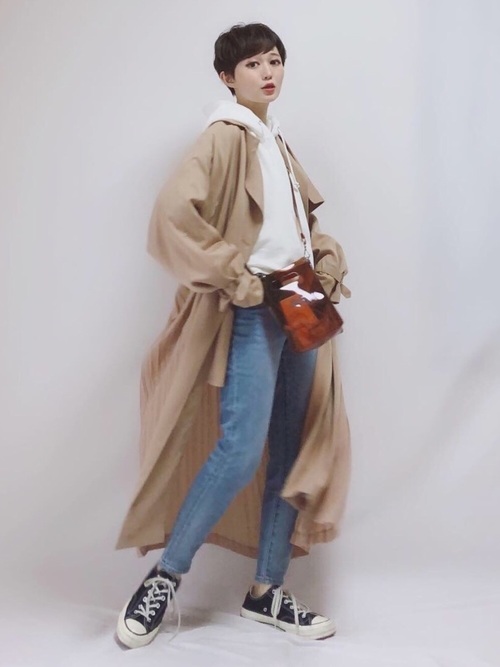 春 白パーカーのきれいめコーデ25選 大人っぽい着こなし術をご紹介 Folk