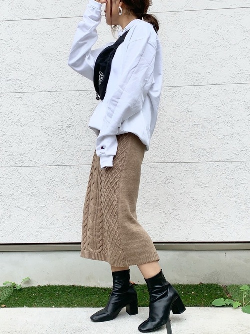 春 白パーカーのきれいめコーデ25選 大人っぽい着こなし術をご紹介 Folk