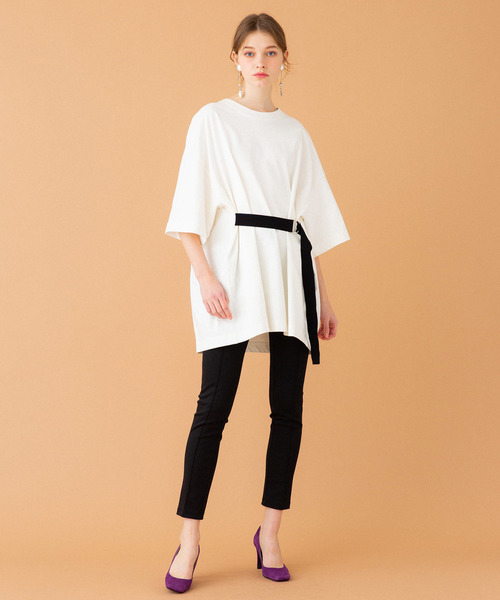差し色パンプスのおしゃれな服装