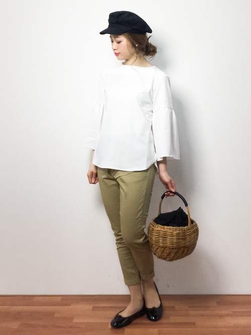 春 チノパンを女性らしく着こなして 大人のきれいめコーデをご紹介 Folk