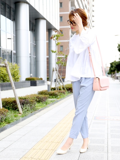 春 チノパンを女性らしく着こなして 大人のきれいめコーデをご紹介 Folk